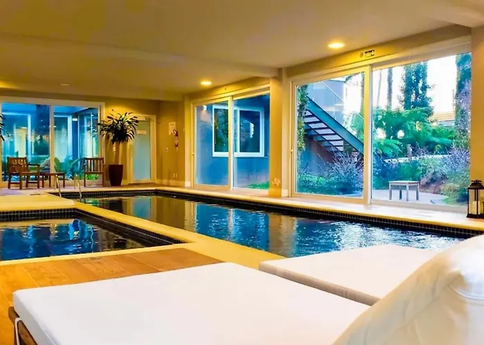Apto Lindo E Completo Com Piscina E Jacuzzi